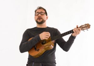 Alejandro Zavala cantando y tocando el cuatro