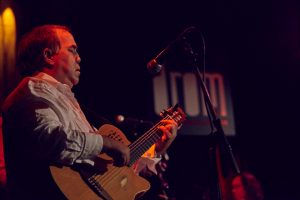 Aquiles Báez de perfil en un concierto