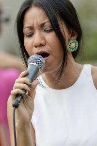 Hana Kobayashi en el homenaje a Aquiles Báez