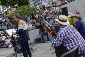 Mauricio "Morito" Castro, Miguel Delgado Estévez y Cheo Hurtado en el homenaje a Aquiles Báez