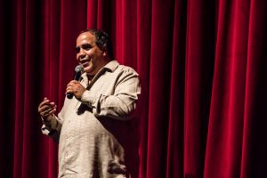 Aquiles Báez presentando un concierto